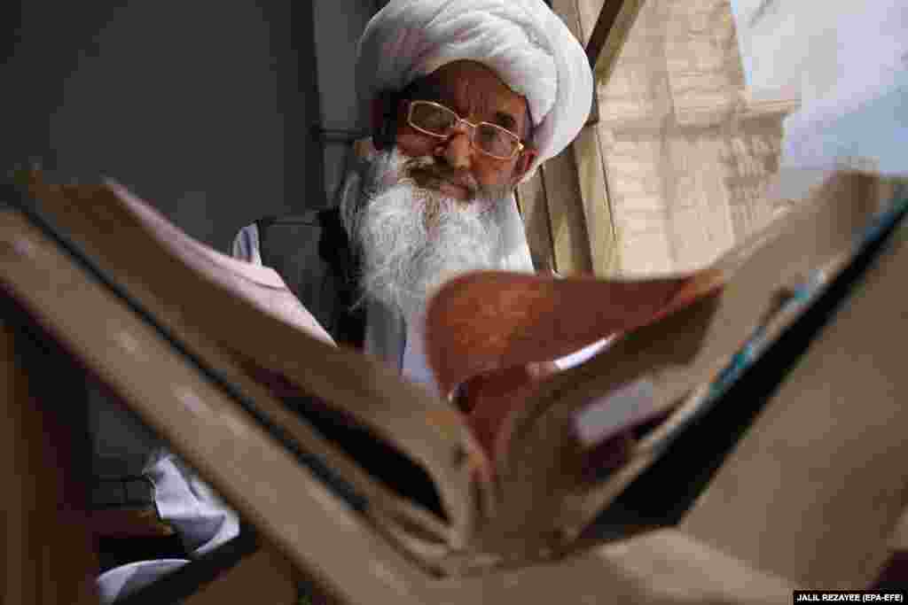 Egy muszlim férfi a Koránt olvassa egy afgán mecsetben április 13-án.