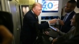 Дональд Трамп общается с журналистами на борту своего самолёта, 14 ноября 2025 года