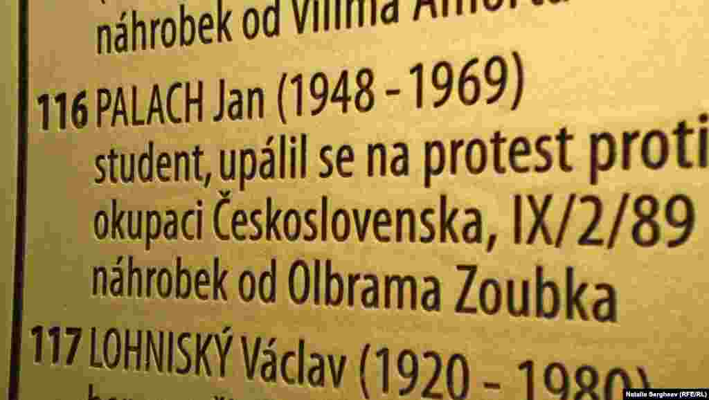 Placă la intrarea în cimitrul&nbsp;Olšany pe care se găsește și numele lui Jan Palach, cu indicații ale locației mormântului