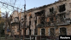 Pogled na oštećenu zgradu nakon raketnog udara na Zaporožje u Ukrajini, 24. septembra 2022.