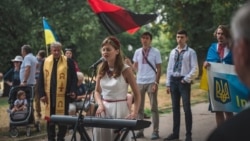 O cântăreață ucraineană revine din SUA ca să cânte pentru soldați, aproape de front 