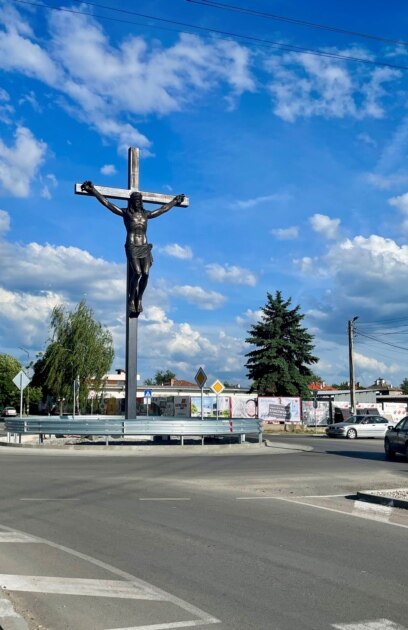 Грамадно разпятие приветства жителите на град Елин Пелин Много от