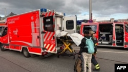 Anëtarët e shërbimeve të emergjencës në vendngjarje në stacionin kryesor të trenit në Hamburg, ku disa persona janë therur me thikë, më 23 maj.