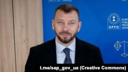 Зокрема, за даними Олександра Клименка, експертці в справі про кооператив «Династія» «наполегливо радили відмовитися від участі у кримінальному провадженні»