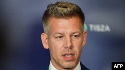 Peter Magyar gjatë prononcimit për media më 12 prill pas mbylljes së vendvotimeve në Hungari. 