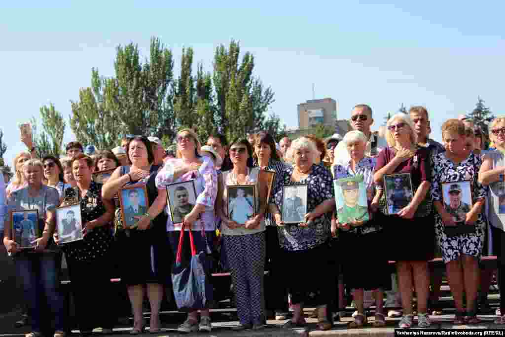 Родини загиблих українських бійців під час війни на Донбасі. Пам&rsquo;ять їх рідних учасники свята вшанували хвилиною мовчання