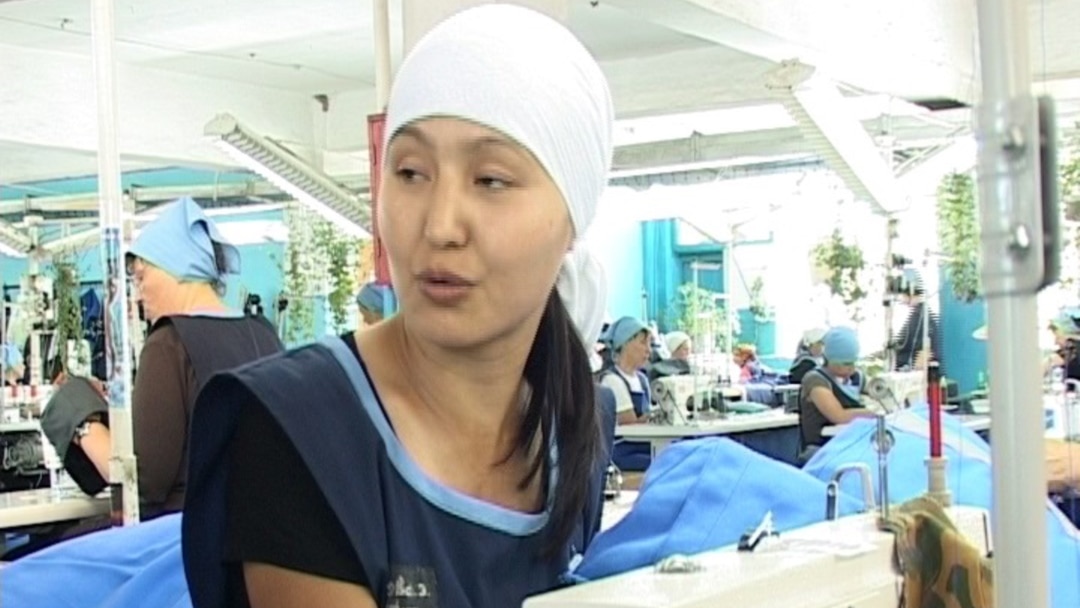 Әйелдер шешінетін бөлмесіндегі жалаңаш әйелдер