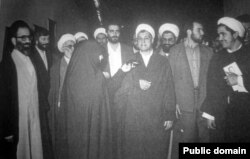 محمدعلی زم در کنار هاشمی رفسنجانی و شماری از نمایندگان مجلس از جمله حسن روحانی در اوائل دهه ۷۰