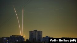 Российские ракеты, запущенные по территории Украины из Белгородской области России, которых было видно на рассвете в Харькове, 1 сентября 2022 года