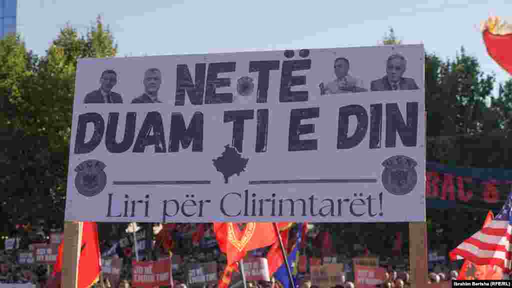 Një pankartë me mbishkrimin "Ne të duam, ti e di", gjatë protestës së 1 tetorit në Prishtinë, kundër aktgjykimit të Hagës për dënimin e ish-udhëheqësve të UÇK-së me burgim për krime lufte.Kjo fjali i referohet deklaratës së famshme të Hashim Thaçit, i cili gjatë një argumenti në një komision parlamentar më 2019, i kishte thënë deputetit Sami Kurteshi "Unë të dua, ti e di".