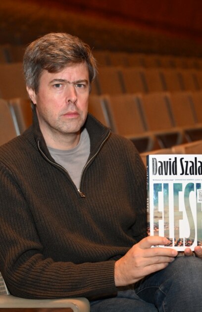 Той е унгарец и британец но също и канадец Вместо