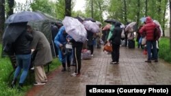 Людзі ў чарзе ля менскай турмы на завулку Акрэсьціна. 20 траўня 2021 году.