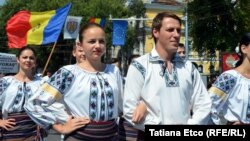 Parada portului popular de Ziua Independenţei