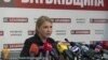 Тимошенко каже, що підтримує Порошенка, купуючи цукерки
