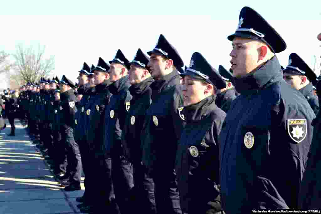 Серед поліцейських, які сьогодні склали присягу, 16 брали участь у бойових діях у зоні АТО, є також активісти Євромайдану і вимушені переселенці з Донбасу, які зараз живуть у Херсоні