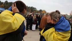 Евакуйовані жителі окупованих Росією Олешків під час прибуття на підконтрольну Україні територію. Чернігівщина, 31 жовтня 2026 року
