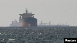 FOTO DE ARHIVĂ: Nave de marfă în Golful Persic, în apropierea Strâmtorii Ormuz.