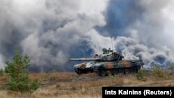 პოლონეთის არმიის ტანკი PT-91 ნატოს სამხედრო სწავლების დროს ლატვიაში. 2017 წ. 29 ოქტომბერი. 