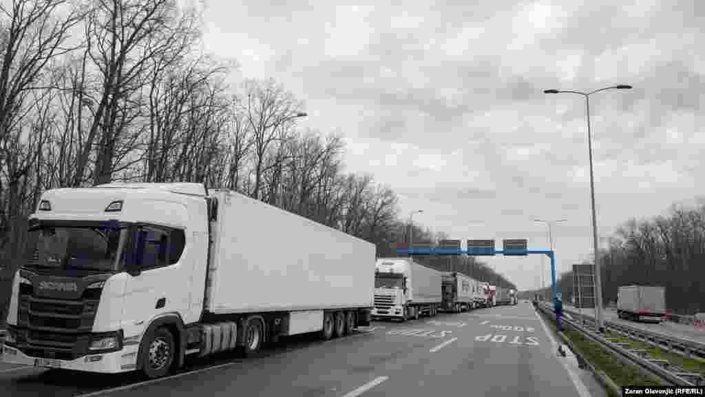 Kolona ščepera, duga oko jednog kilometra, proteže se na graničnom prelazu Batrovci ka Hrvatskoj, 26. januar 2026.