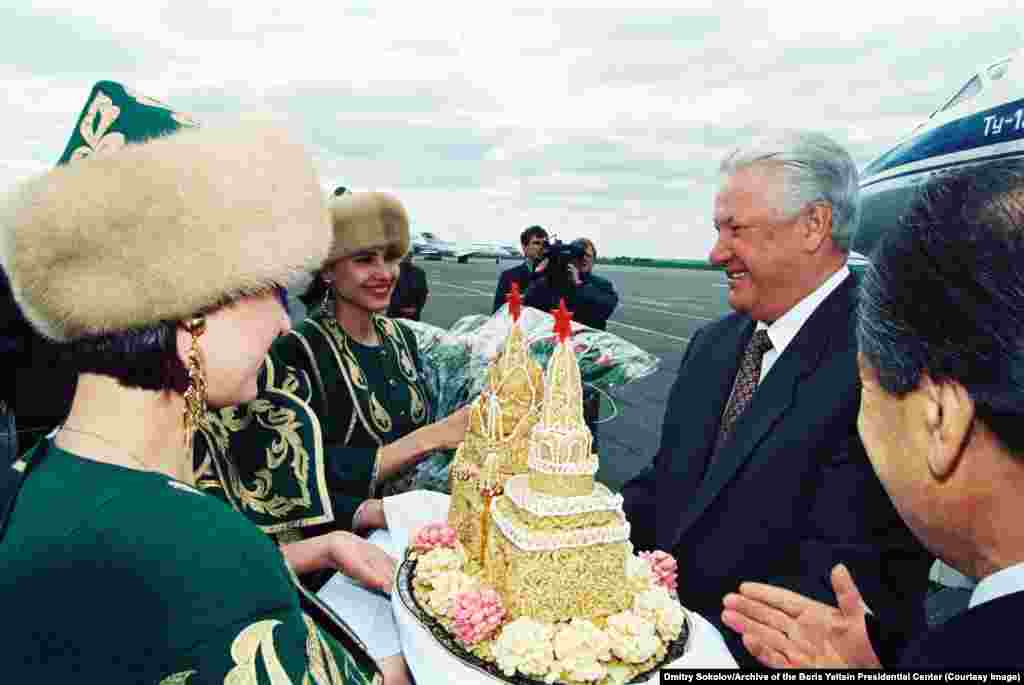 Yeltsin is welcomed to Russia&#39;s Tatarstan region in May 1994 with a cake in the shape of the kremlin towers in Moscow and Kazan, Tatarstan&#39;s capital.​ The cake is shaped from&nbsp;&quot;chak-chak&quot;, a traditional Tatar dessert&nbsp;made from small pieces of crispy, deep-fried dough bound together with honey syrup.&nbsp; &nbsp; 