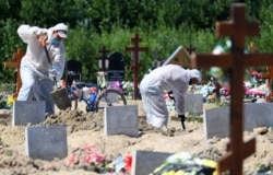 Похороны умерших от ковида на кладбище под Петербургом