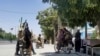 Luftëtarët talibanë patrullojnë brenda qytetit Ghazni, në jugperëndim të Kabulit, Afganistan, e enjte, 12 gusht 2021. 