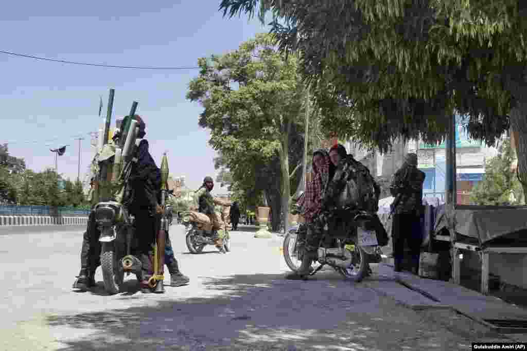 Боевики &laquo;Талибана&raquo; взяли под свой контроль столицу провинции Газни 12 августа. Газни стал 10-й столицей афганских провинций, захваченной боевиками за последнюю неделю. Газни расположен в 150 км к юго-западу от Кабула и имеет важное стратегическое значение. Он пролегает вдоль шоссе Кабул-Кандагар, которое соединяет столицу с опорными пунктами боевиков на юге