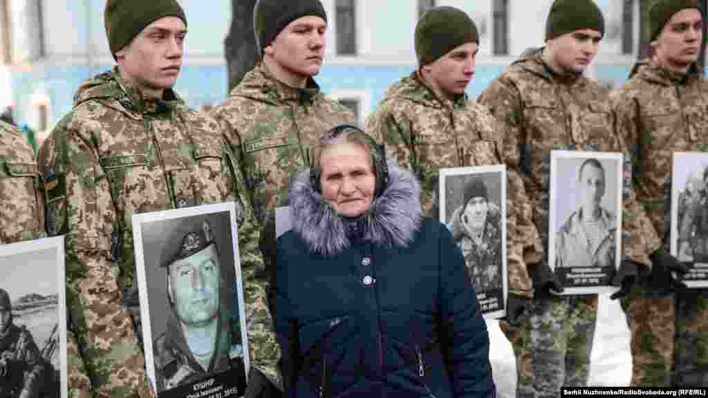 Вера Кушнир у фотографии своего сына, солдата 122-го отдельного аэромобильного батальона, защитника Донецкого аэропорта Юрия Кушнира, который погиб от осколочного ранения в голову.