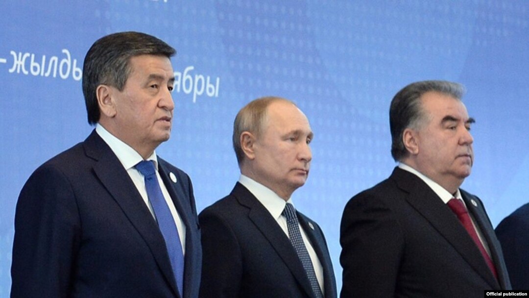 Дар акс: Сооронбой Ҷеенбеков, Владимир Путин ва Эмомалӣ Раҳмон. Акс аз соли 2019