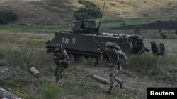 Soldați ucraineni din Brigada a 3-a de asalt separat participă la exerciții militare în apropiere de orașul Bakhmut din regiunea Donețk, Ucraina, la 7 septembrie.