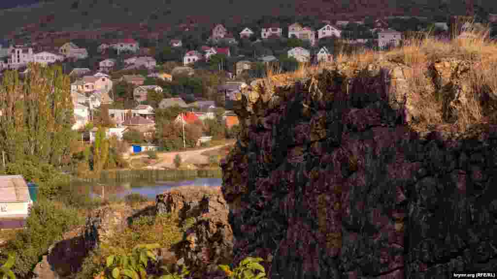 Краєвид з вершини пам&#39;ятника природи на ставок у річищі річки Курци