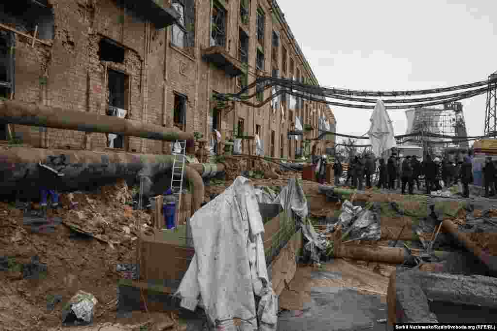 Іноземні дипломати під час візиту на Дарницьку ТЕЦ. Такі візити для керівників дипломатичних установ організовують регулярно, щоб партнери України «бачили на власні очі те, що робить держава-агресор і доносили цю інформацію до своїх столиць», – зазначив заступник міністра закордонних справ Євген Перебийніс