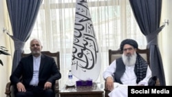 مولوی نور جلال جلالی سرپرست وزارت صحت عامه طالبان با علی رضا بیگدلی سرپرست سفارت ایران در کابل