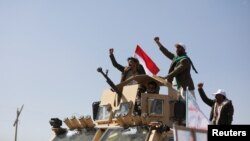 Јеменските бунтовници Хути парадираат за да покажат пркос по воздушните напади на САД и Велика Британија врз нивните позиции, во близина на Сана, Јемен, 4 февруари 2024 година.