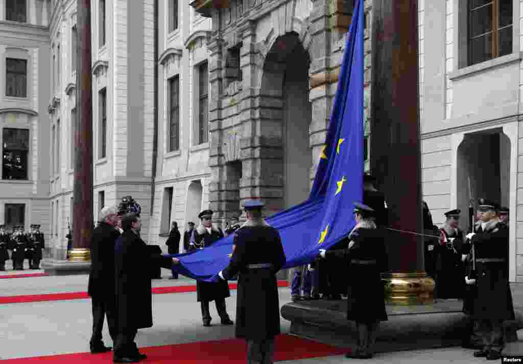 La ceremonia de &icirc;nălțare a steagului UE la Castelul din Praga, &icirc;n prezența președintelui ceh Milos Zeman și a lui Jose Manuel Barroso, președintele Comisiei Europene, 3 aprilie 2013