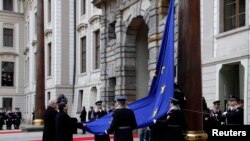 Cît timp la Hradul din Praga s-a aflat Vaclav Klaus, un eurosceptic învederat, drapelul Uniunii Europene nu a fost arborat pe sediul președinției cehe. În imagine, noul președinte Zeman și șeful CE Barroso ajută la arborarea drapelului Ula Hrad.