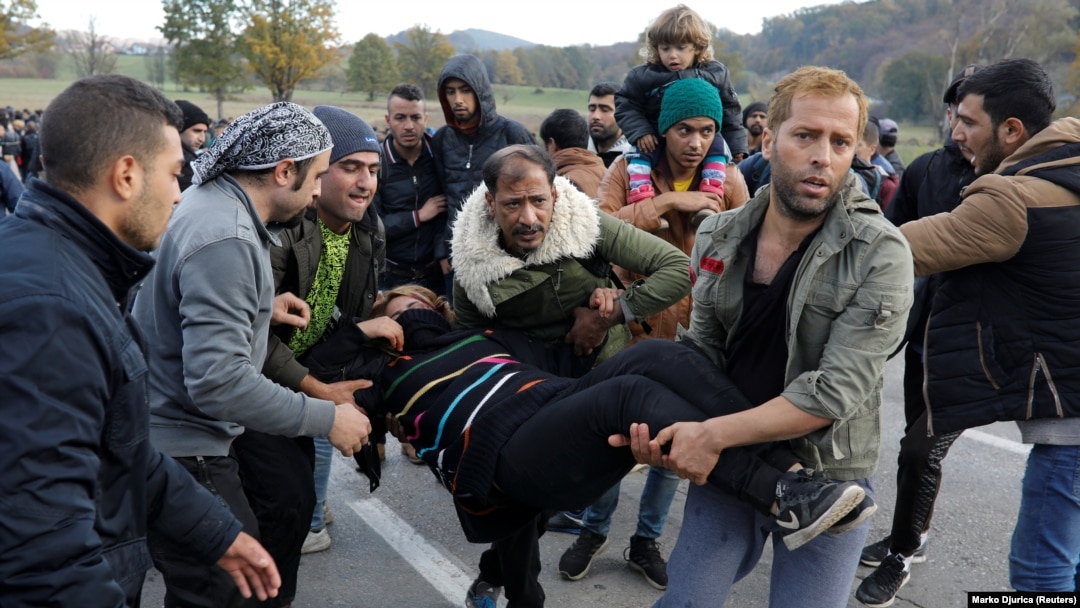 Migranti nose ženu koja je lakše povrijeđena u naguravanju sa policijom na graničnom prijelazu Maljevac 