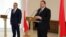 Першы намесьнік міністра ўнутраных спраў Польшчы Якуб Скіба (зьлева) і намесьнік міністра замежных спраў Беларусі Яўген Шастакоў