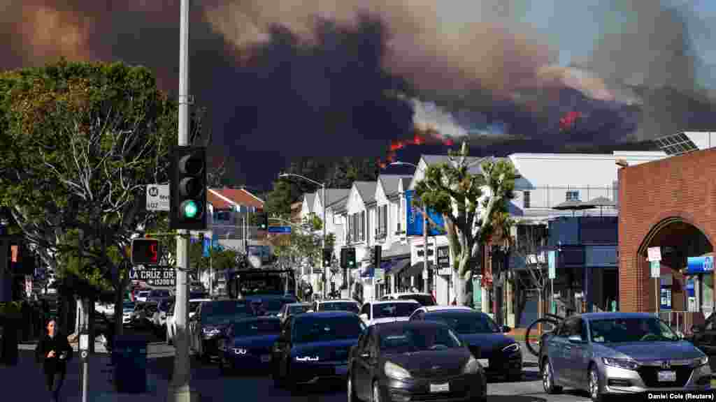 Los Angeles 2025. január 7-én.&nbsp;A hatóságok kiürítési parancsot adtak ki a&nbsp;Malibu és Santa Monica között fekvő tengerparti negyedre