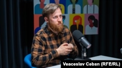 Regizorul filmului „Blestemul Mariei Drăgan”, Călin Laur, în studioul Europei Libere
