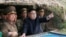 Түндүк Корея лидери Ким Чен Ын армиянын коргонуу турумдарынын биринде. 5-май, 2017-жылы таратылган  сүрөт. 