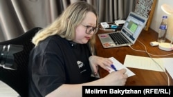 Бота Шарипжан пишет письмо Айгерим Тлеужановой