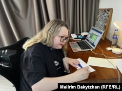 Бота Қаңтар оқиғасы кезінде әуежайды басып алмақ болды деп сотталған Әйгерім Тілеужанға өте көп хат жазған. Қазір оған кезекті хатын жазып отыр.
