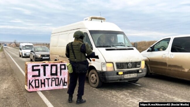 Участници от поделение „БАРС-Крим“ блокират обществения транспорт по време на учения в Крим, 25 януари 2025 г.