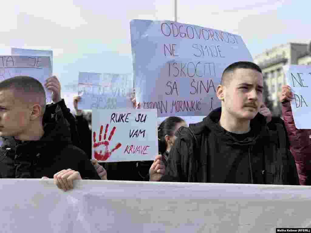 Transparenti s imenom stradalog Erdoana Morankića i zahtjevima za pravdu.