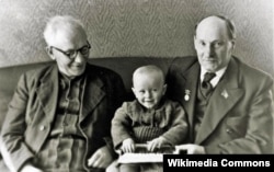 Янка Маўр, Якуб Колас і іхны ўнук Сяргей Міцкевіч