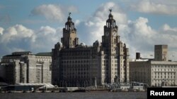 Liverpool egyik ikonikus épülete, a Royal Liver Building a Mersey folyó partján