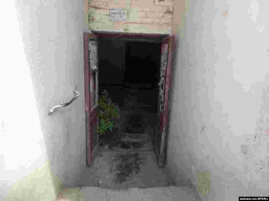 Aşgabadyň 6-njy mikroraýonyndaky ýaşaýyş jaýyň girelgesi