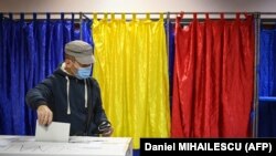 Egy férfi a bukaresti szavazóhelyiségben adja le a voksát a 2020. december 6-i parlamenti választások idején. 