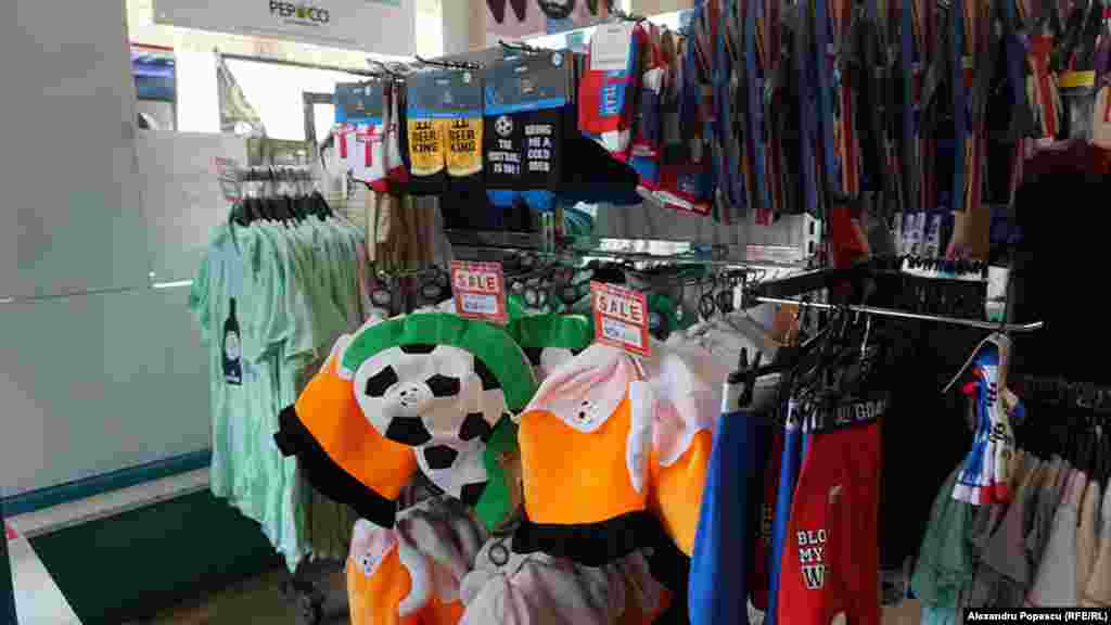 Supermarketurile abundă în accesorii și îmbrăcăminte în culorile drapelului englez